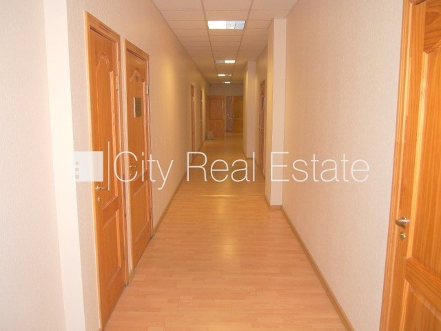 Fasādes māja, renovēta māja, objektu apsargā fiziskā apsardze, ieeja no ielas, kāpņu telpa Rīga - foto 5