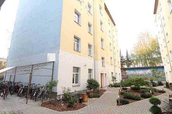 Дом во дворе, реновированный дом, закрытый двор, вход с улицы и со двора, Rīga