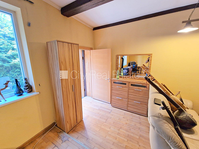 Часть дома, благоустроенный озеленённый двор, место для машины, вход со двора, Юрмала - изображение 11