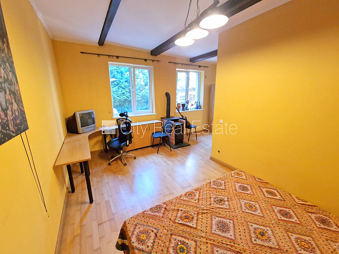 Часть дома, благоустроенный озеленённый двор, место для машины, вход со двора, Юрмала - изображение 9