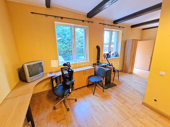 Часть дома, благоустроенный озеленённый двор, место для машины, вход со двора, Юрмала - изображение 8