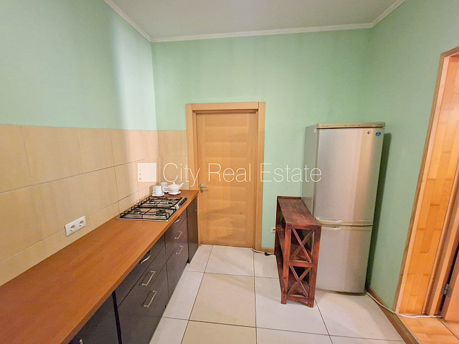 Часть дома, благоустроенный озеленённый двор, место для машины, вход со двора, Юрмала - изображение 14