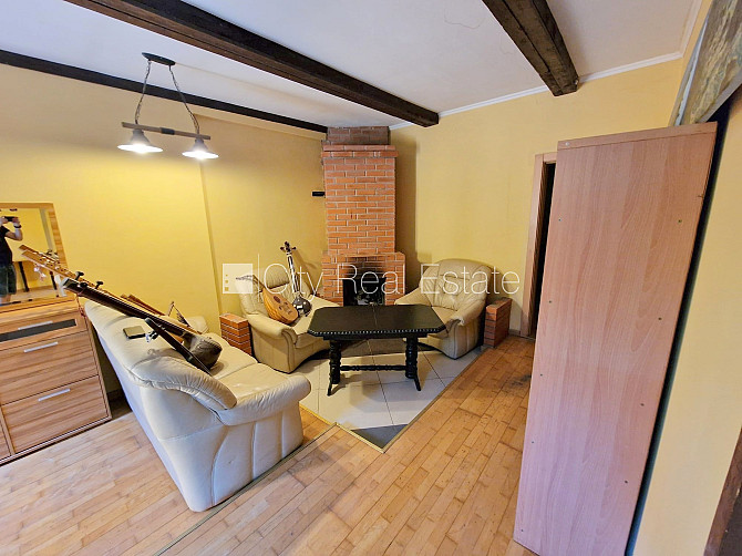 Часть дома, благоустроенный озеленённый двор, место для машины, вход со двора, Юрмала - изображение 6