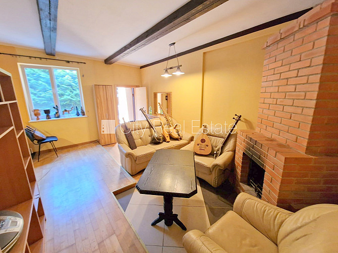 Часть дома, благоустроенный озеленённый двор, место для машины, вход со двора, Юрмала - изображение 1