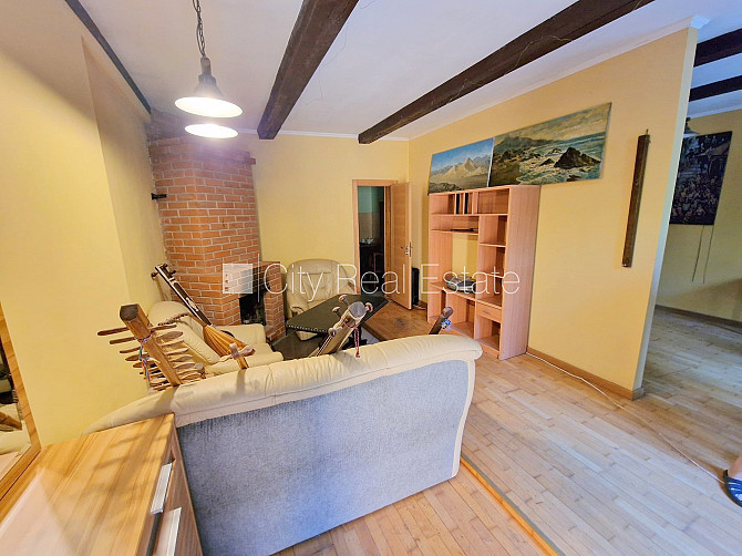 Часть дома, благоустроенный озеленённый двор, место для машины, вход со двора, Юрмала - изображение 3