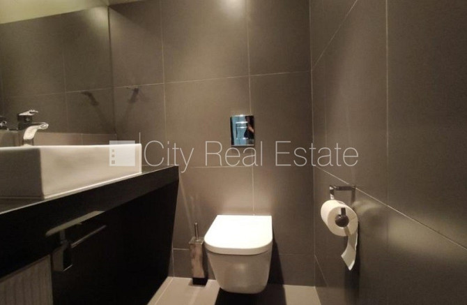 Fasādes māja, renovēta māja, slēgts pagalms, ieeja no ielas, kāpņu telpa pēc kapitālā Rīga - foto 12