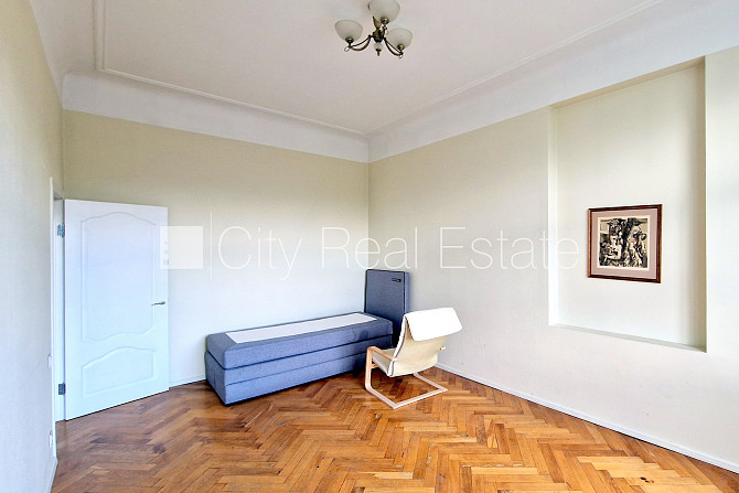 Fasādes māja, renovēta māja, labiekārtots apzaļumots pagalms, teritorijas iebrauktuves vārti Rīga - foto 19