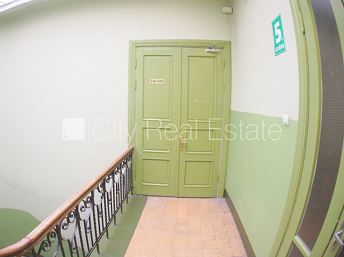 Fasādes māja, ieeja no ielas, ir lifts, kāpņu telpa pēc kosmētiskā remonta, logi vērsti uz Rīga - foto 11