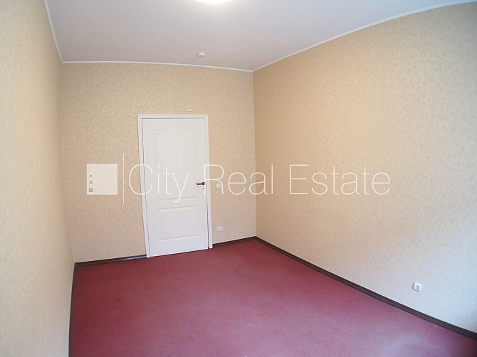 Fasādes māja, ieeja no ielas, ir lifts, kāpņu telpa pēc kosmētiskā remonta, logi vērsti uz Rīga - foto 6