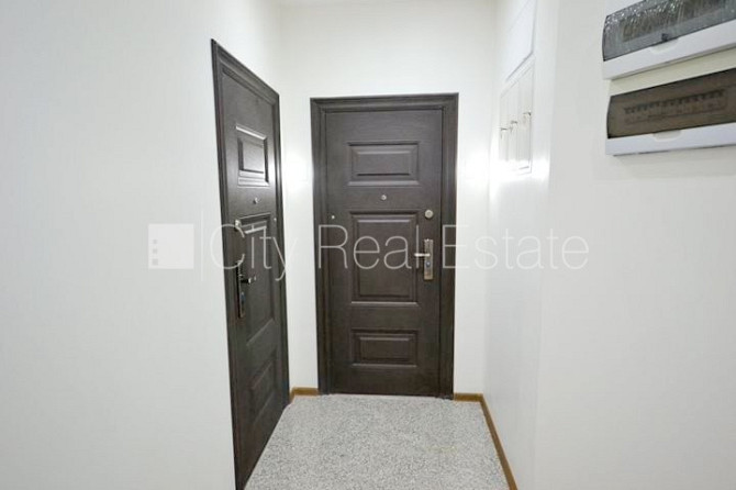 Фасадный дом, вход с улицы, лифт, лестничная клетка после капитального ремонта, Рига - изображение 13