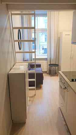 Фасадный дом, реновированный дом, закрытый двор, вход с улицы, лестничная клетка Рига