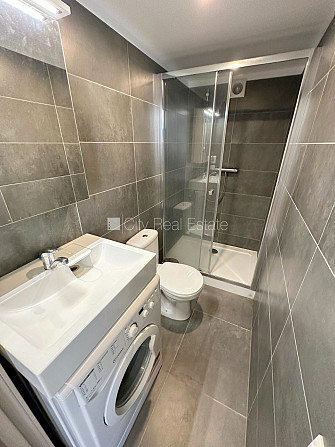 Фасадный дом, реновированный дом, закрытый двор, вход с улицы, лестничная клетка Рига - изображение 9