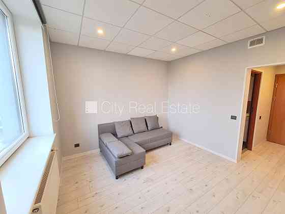 Новостройка, фасадный дом, закрытый двор, вход с улицы, лифт, лестничная клетка Рига