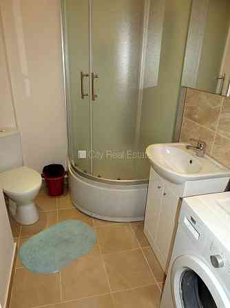 Дом во дворе, бельэтаж, лестничная клетка после косметического ремонта, студио, Рига