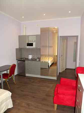 Дом во дворе, бельэтаж, лестничная клетка после косметического ремонта, студио, Рига