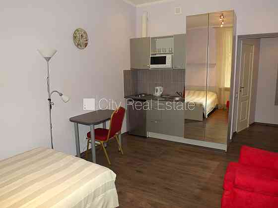 Дом во дворе, бельэтаж, лестничная клетка после косметического ремонта, студио, Рига