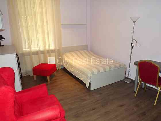 Дом во дворе, бельэтаж, лестничная клетка после косметического ремонта, студио, Рига