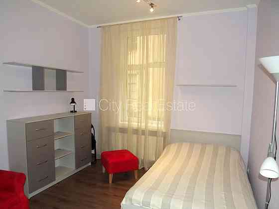 Дом во дворе, бельэтаж, лестничная клетка после косметического ремонта, студио, Рига