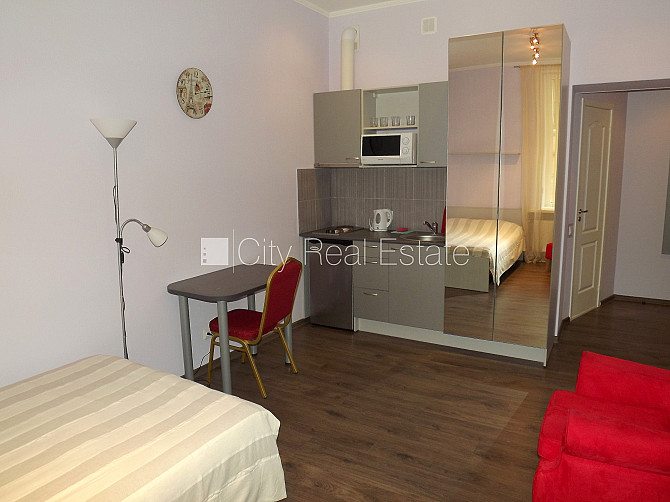 Дом во дворе, бельэтаж, лестничная клетка после косметического ремонта, студио, Рига - изображение 4