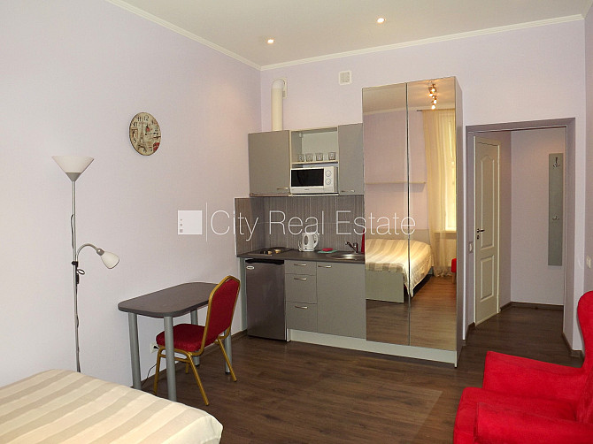 Дом во дворе, бельэтаж, лестничная клетка после косметического ремонта, студио, Рига - изображение 1