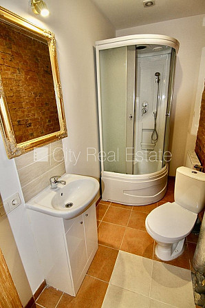 Дом во дворе, реновированный дом, вход с улицы, лестничная клетка после Рига - изображение 9