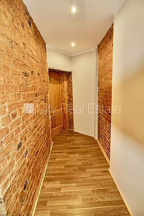 Дом во дворе, реновированный дом, вход с улицы, лестничная клетка после Рига - изображение 7