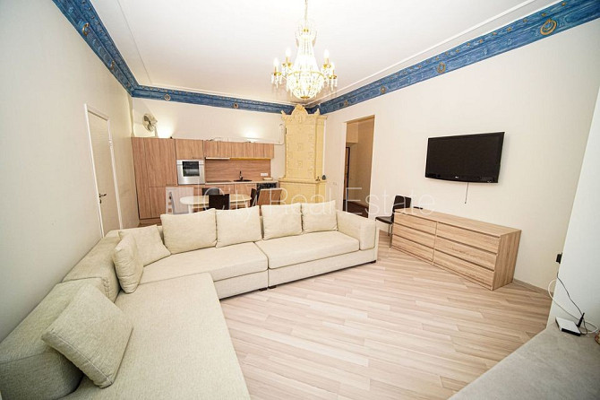 Fasādes māja, renovēta māja, ieeja no ielas, ir lifts, kāpņu telpa pēc kosmētiskā remonta, Rīga - foto 1