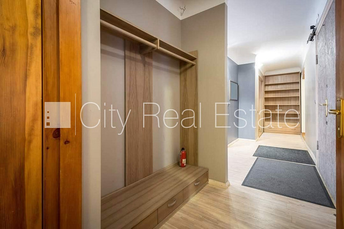 Фасадный дом, вход с улицы, лестничная клетка после косметического ремонта, окна Рига - изображение 13