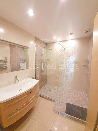 Фасадный дом, вход с улицы, лестничная клетка после косметического ремонта, окна Рига - изображение 20