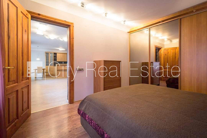 Фасадный дом, вход с улицы, лестничная клетка после косметического ремонта, окна Рига - изображение 12