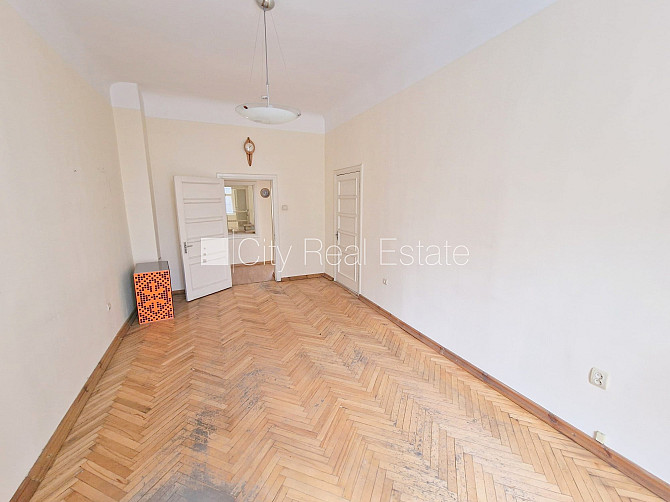 Fasādes māja, renovēta māja, ieeja no ielas, ir lifts, kāpņu telpa pēc kosmētiskā remonta, Rīga - foto 3