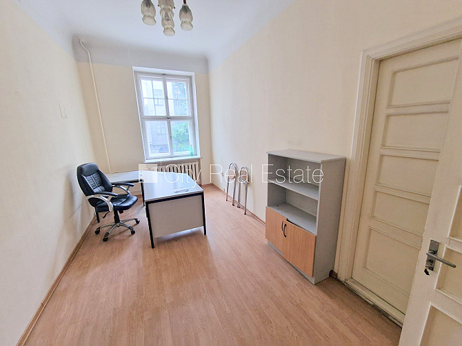 Fasādes māja, renovēta māja, ieeja no ielas, ir lifts, kāpņu telpa pēc kosmētiskā remonta, Rīga - foto 10