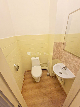 Fasādes māja, renovēta māja, ieeja no ielas, ir lifts, kāpņu telpa pēc kosmētiskā remonta, Rīga - foto 14