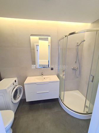 Фасадный дом, реновированный дом, вход с улицы и со двора, лифт, лестничная клетка Рига - изображение 10