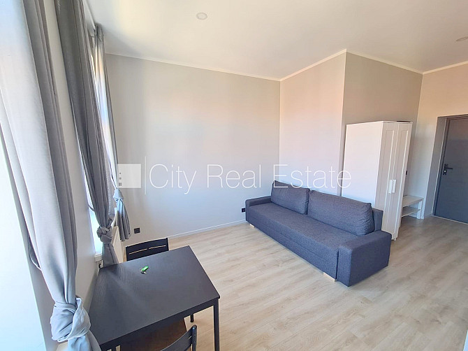 Фасадный дом, реновированный дом, вход с улицы и со двора, лифт, лестничная клетка Рига - изображение 11