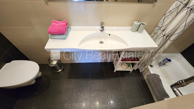 Fasādes māja, renovēta māja, ir lifts, kāpņu telpa pēc kapitālā remonta, viena istaba Rīga - foto 7