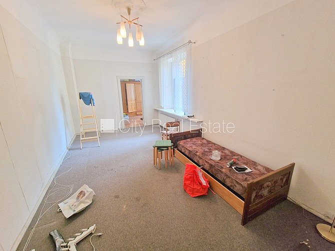 Zeme īpašumā, pagalma ēka, renovēta māja, slēgts pagalms, ieeja no ielas un pagalma, kāpņu Rīga - foto 9