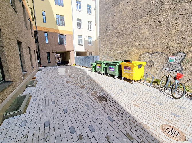 Fasādes māja, renovēta māja, slēgts pagalms, ieeja no ielas, mansards, ir lifts, kāpņu telpa Rīga - foto 18