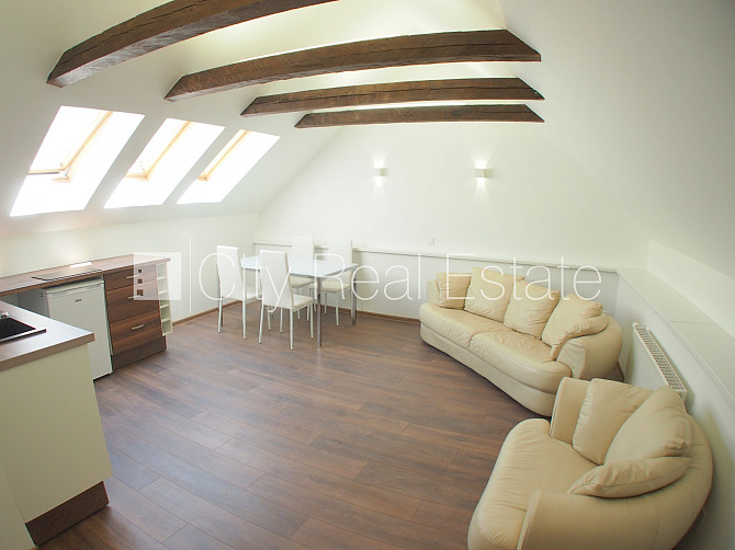 Fasādes māja, renovēta māja, ieeja no ielas, kāpņu telpa pēc kosmētiskā remonta, logi Rīga - foto 7