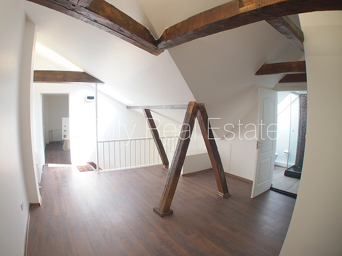 Fasādes māja, renovēta māja, ieeja no ielas, kāpņu telpa pēc kosmētiskā remonta, logi Rīga - foto 12