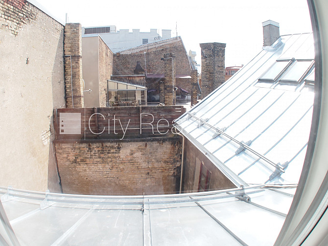 Fasādes māja, renovēta māja, ieeja no ielas, kāpņu telpa pēc kosmētiskā remonta, logi Rīga - foto 18