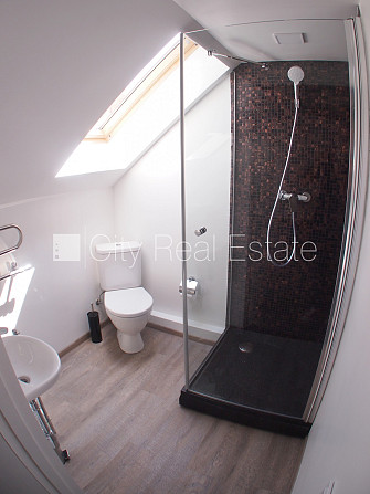 Fasādes māja, renovēta māja, ieeja no ielas, kāpņu telpa pēc kosmētiskā remonta, logi Rīga - foto 19