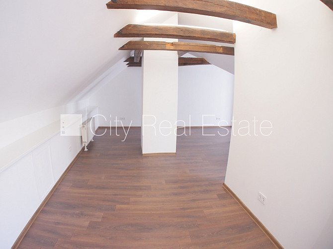 Fasādes māja, renovēta māja, ieeja no ielas, kāpņu telpa pēc kosmētiskā remonta, logi Rīga - foto 11