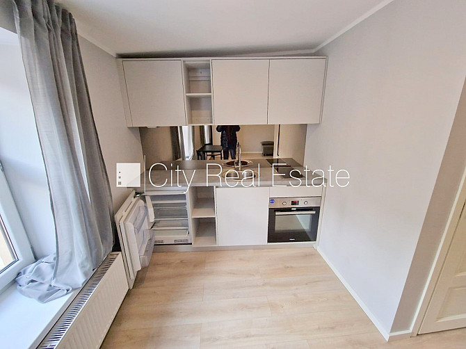 Fasādes māja, renovēta māja, ieeja no ielas, kāpņu telpa pēc kapitālā remonta, logi Rīga - foto 4