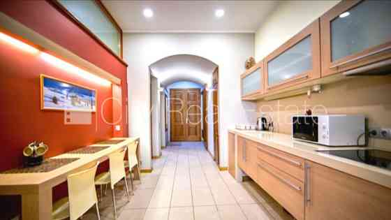 Фасадный дом, реновированный дом, вход с улицы, лестничная клетка после Рига