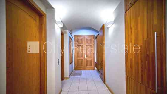 Фасадный дом, реновированный дом, вход с улицы, лестничная клетка после Рига