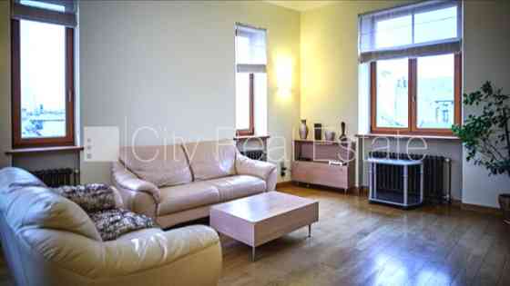 Фасадный дом, реновированный дом, вход с улицы, лестничная клетка после Рига