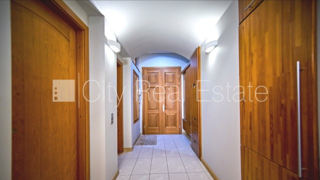 Фасадный дом, реновированный дом, вход с улицы, лестничная клетка после Рига - изображение 6