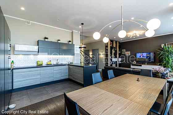 Благоустроенный озеленённый двор, закрытый двор, въездные ворота оснащены Рига