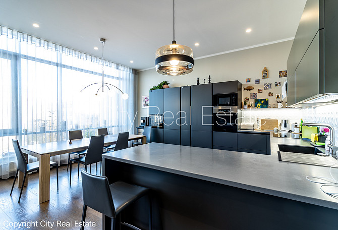 Благоустроенный озеленённый двор, закрытый двор, въездные ворота оснащены Рига - изображение 7